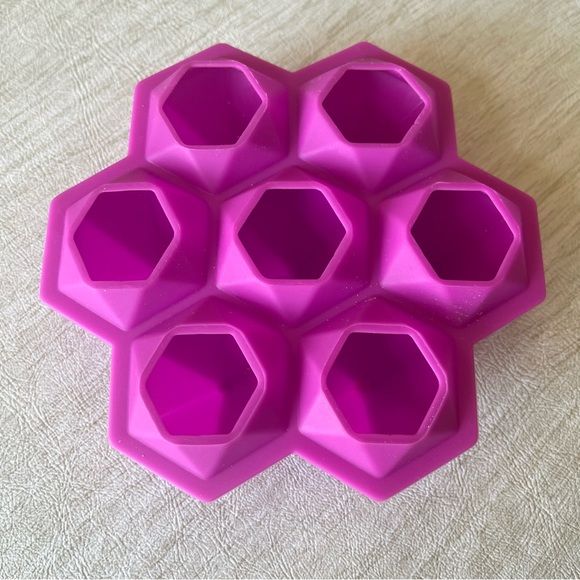 Hot pink diamond shaped silicone ice cube tray - Picture 5 of 6